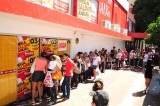 Clientes formaram fila em frente a loja Romera. (Foto: Rodrigo Pazinato)