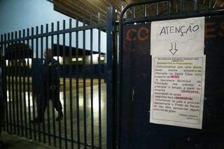Na frente da Escola Municipal Consulesa Margarida Maksoud Trad, foi fixado um aviso da suspensão das aulas (Foto: Fernando Antunes)