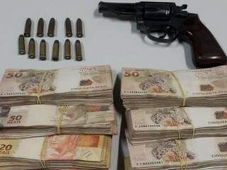 Dinheiro, munições e arma usada no crime. (Foto: Divulgação) 