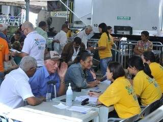 Pacientes fazem cadastramento para conseguir consultas na Caravana (Foto: Alcides Neto)