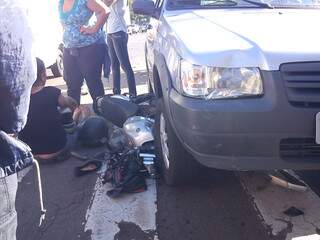 Leitor registra acidente na região central de Campo Grande e conta que motociclista não teve ferimentos.