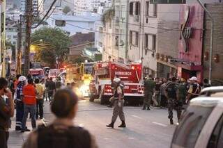 Equipes de socorro trabalham na rua onde boate pegou fogo. (Foto: Germano Rorato/ Jornal Zero Hora)
