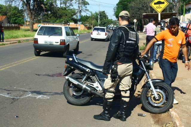 Colisão no Tiradentes entre caminhonete e moto deixa mulher com fratura exposta 