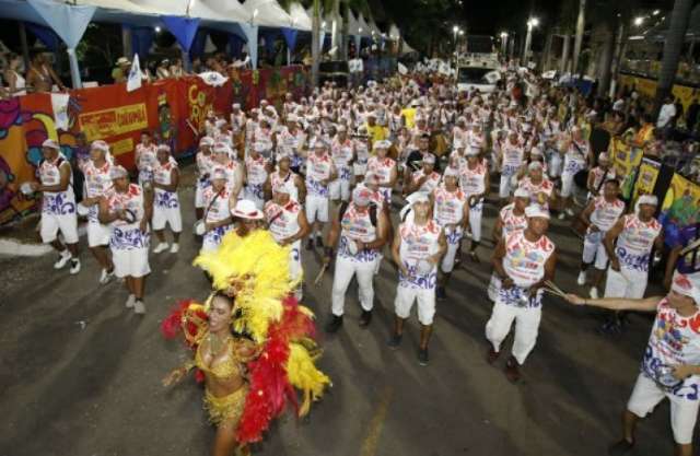 Primeira noite de Carnaval em Corumb&aacute; leva 9 mil ao desfile dos blocos
