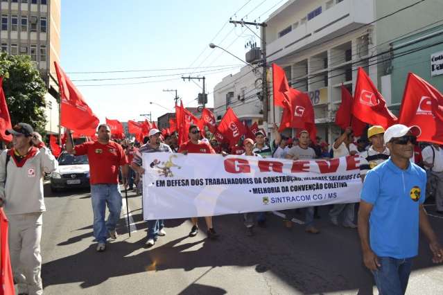 Oper&aacute;rios em greve se unem ao MST e ocupam Centro para protestar 