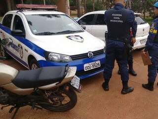 A moto foi abandonada quatro dias depois de ter sido roubada. (Foto: Divulgação Guarda Municipal) 