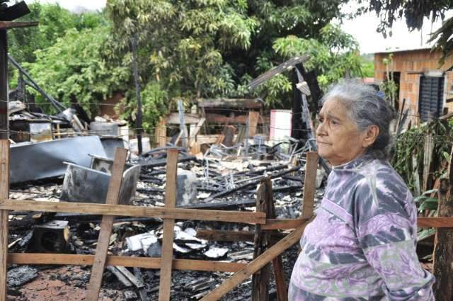 Homens invadem resid&ecirc;ncia, ateiam fogo e ferem dois no Guanandi