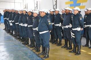 Policiais em fila durante canto do hino nacional brasileiro. (Foto: Marcelo Calazans)