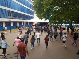 Candidatos entrando da Uniderp, um dos locais de aplicação das provas neste domingo (17)  (Foto: Mirian Machado/Arquivo)