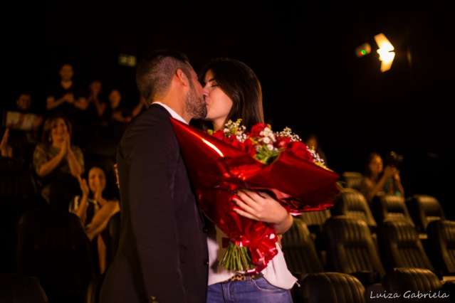 Na sala de cinema, filme prepara noiva para pedido de casamento surpresa