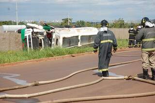 Os bombeiros tiveram de usar um líquido que gera espuma para resfriar o caminhão. (Simão Nogueira)