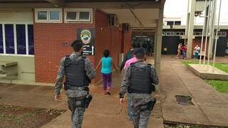 Detidos durante operação de hoje chegam à delegacia da Polícia Civil (Foto: Adilson Domingos)