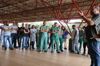 Servidores reunidos nesta terça-feira no Hospital Regional Rosa Pedrossian. (Foto: Marcos Maluf)