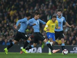 Neymar, em lance contra o Uruguai na partida encerrada há pouco em Londres; brasileiro anotou pênalti que deu vitória ao Brasil. (Foto: CBF/Divulgação)