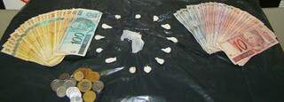 Dinheiro e papelotes de drogas apreendidos em boca de fumo de Aparecida do Taboado. (Foto: Divulgação)
