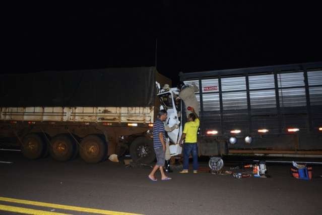 Motorista cochila e é prensado contra traseira de caminhão na BR-267