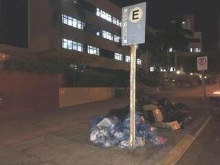 Lixo amontado em esquina do Fórum de Campo Grande. (Foto: Direto das Ruas)