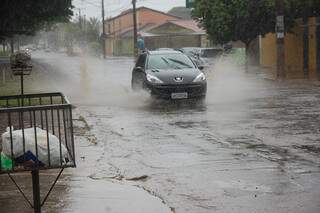 Basta chover alguns minutos para rua ficar alagada. (Foto: Simão Nogueira)