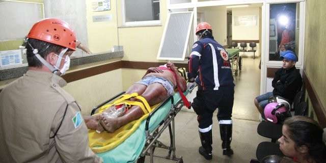 Militares em moto atropelam mulher e fogem de local sem prestar socorro