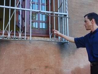 Padre mostra local por onde ladrão entrou na sacristia. (Foto: Ricardo Campos Jr.)