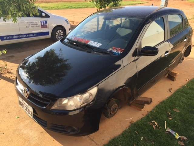 Ladr&otilde;es deixam carro sem as 4 rodas e propriet&aacute;rio calcula preju&iacute;zo de R$ 2 mil