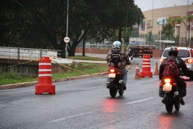 Chuva forte causa rachadura no asfalto e trecho da Ernesto Geisel &eacute; interditado