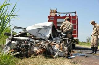Veículo ficou destruído após impacto. (Foto: Almir Portela/Nova News)