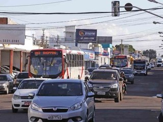 Veículos transitam na Avenida Bandeirantes, local onde será recapeado. (Foto: Divulgação/Prefeitura de Campo Grande).
