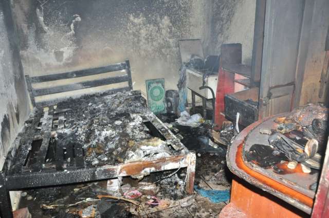 Casa &eacute; incendiada e morador cr&ecirc; em macumba como causa