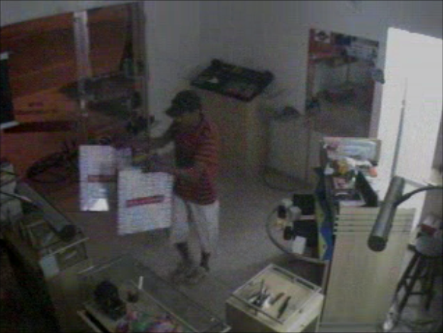  Em menos de 1min, ladr&atilde;o arromba loja e furta produtos; veja o v&iacute;deo