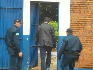 Prefeito afastado, Olarte (centro) está preso desde sexta-feira. (Foto: Antonio Marques)