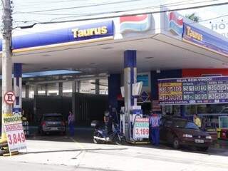 Posto de gasolina com preço da gasolina em R$ 3,84 (Foto: Kisie Ainoã)