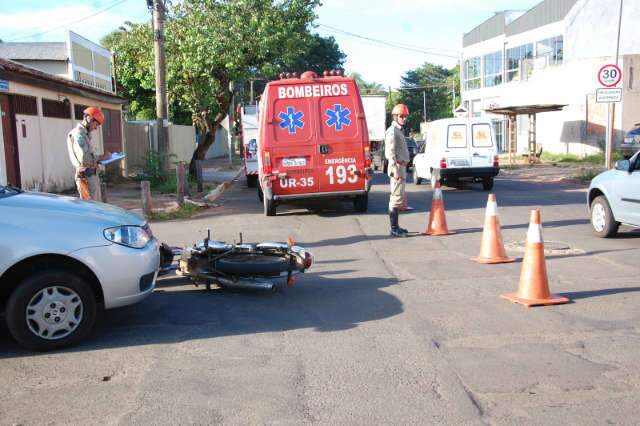  Homem fratura perna em acidente em cruzamento na Vila Margarida 
