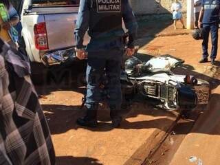 Motociclista atinge caminhonete durante manobra radical na rua