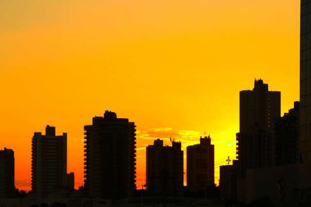 Ter&ccedil;a amanhece com c&eacute;u aberto e dia ser&aacute; quente na Capital
