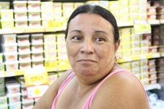 Maria Aparecida se assustou com o preço da mandioca (Foto: Marcos Ermínio)