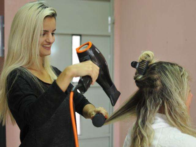 Com pre&ccedil;o baixo e cliente fiel, bairro n&atilde;o v&ecirc; crise e comemora vendas