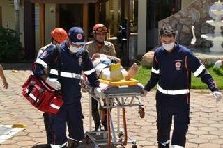 Bombeiros e socorristas do Samu atendem caso em hotel da Capital (Foto: Pedro Peralta)