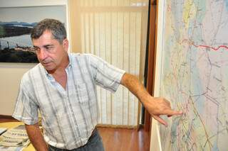 Secretário de Obras mostra no mapa do Estado trechos que passam por obras. (Foto: João Garrigó)