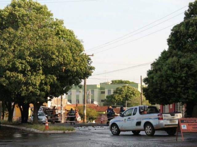 Cano rompido produz imagem incr&iacute;vel e regi&atilde;o tem abastecimento de &aacute;gua cortado