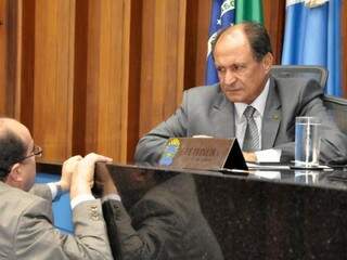 Na mesa diretora da Assembleia, Zé Teixeira (DEM) conversa com o deputado Barbosinha (DEM). (Foto: Luciana Nassar/ALMS).