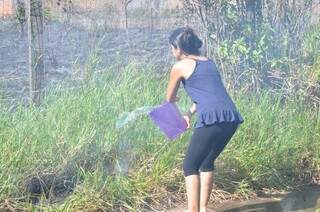 Moradora utilizou balde com água para tentar controlar chamas. (Foto: Marcelo Calazans)