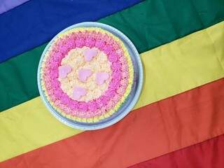 Bandeira gay e bolo colorido foram presentes da juíza para comemorar 1ª conversão de união estável em casamento de um casal LGBT. 