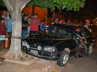 A vítima levou um tiro na cabeça, perdeu o controle do veículo e bateu em uma árvore. (Foto: Pedro Peralta)