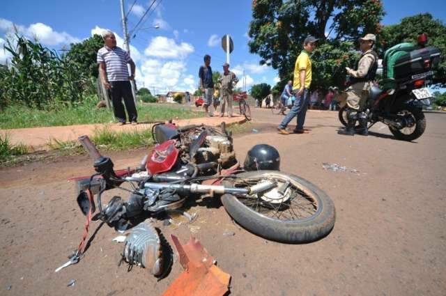 Motociclista desrespeita sinaliza&ccedil;&atilde;o e fica ferido ap&oacute;s colidir com caminh&atilde;o