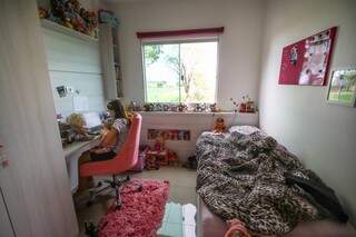 Com dinheiro que ganha do Youtube, ela compra os brinquedos e decora o próprio quarto. (Foto: André Bittar) 