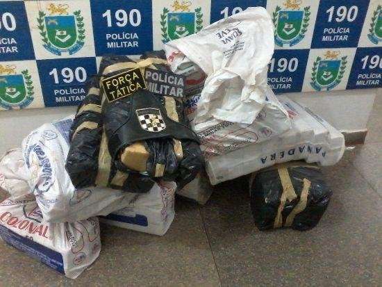 Cinco pessoas s&atilde;o detidas pela Pol&iacute;cia com 270 kg de maconha 
