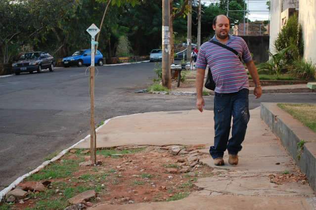 Cal&ccedil;adas em mau estado viram armadilhas pelas ruas da cidade