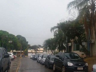Chuva registrada em Dorados na manhã desta segunda-feira (25). (Foto: Direto das Ruas)