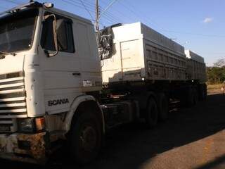Caminhão foi apreendido com 4,6 quilos de agrotóxico chinês (Foto: PMA / Divulgação)